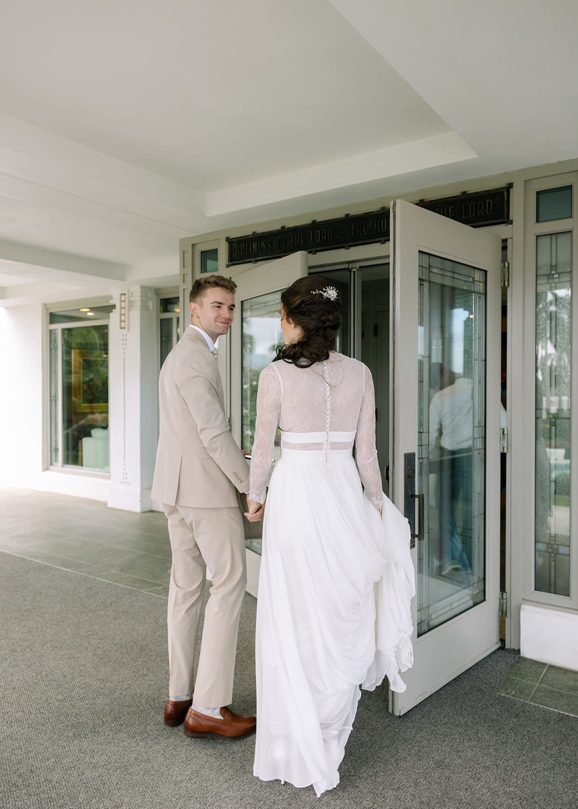 Couple entereing the Laie Temple to be married