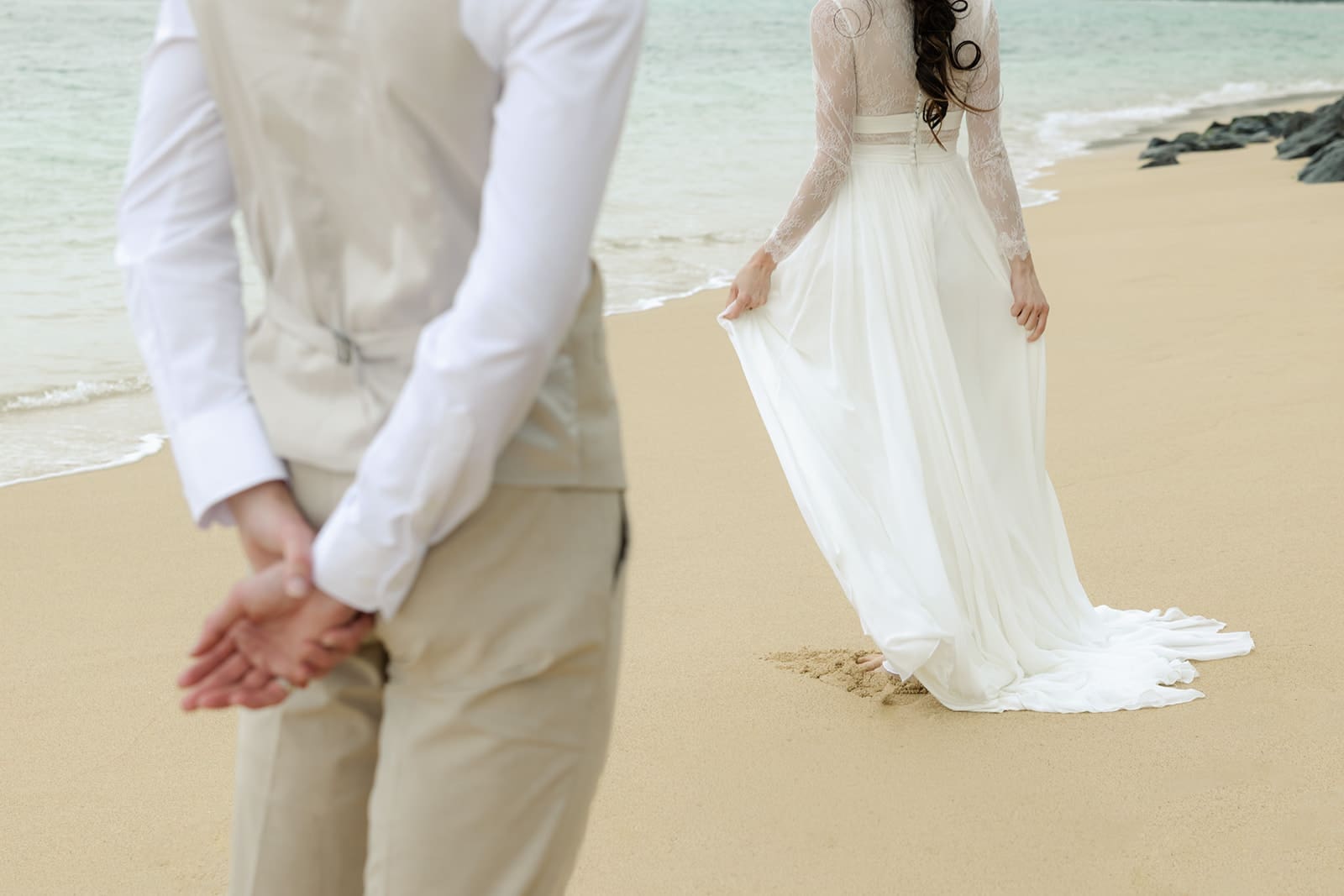 Bridal portraits at Ka'a'awa Beach