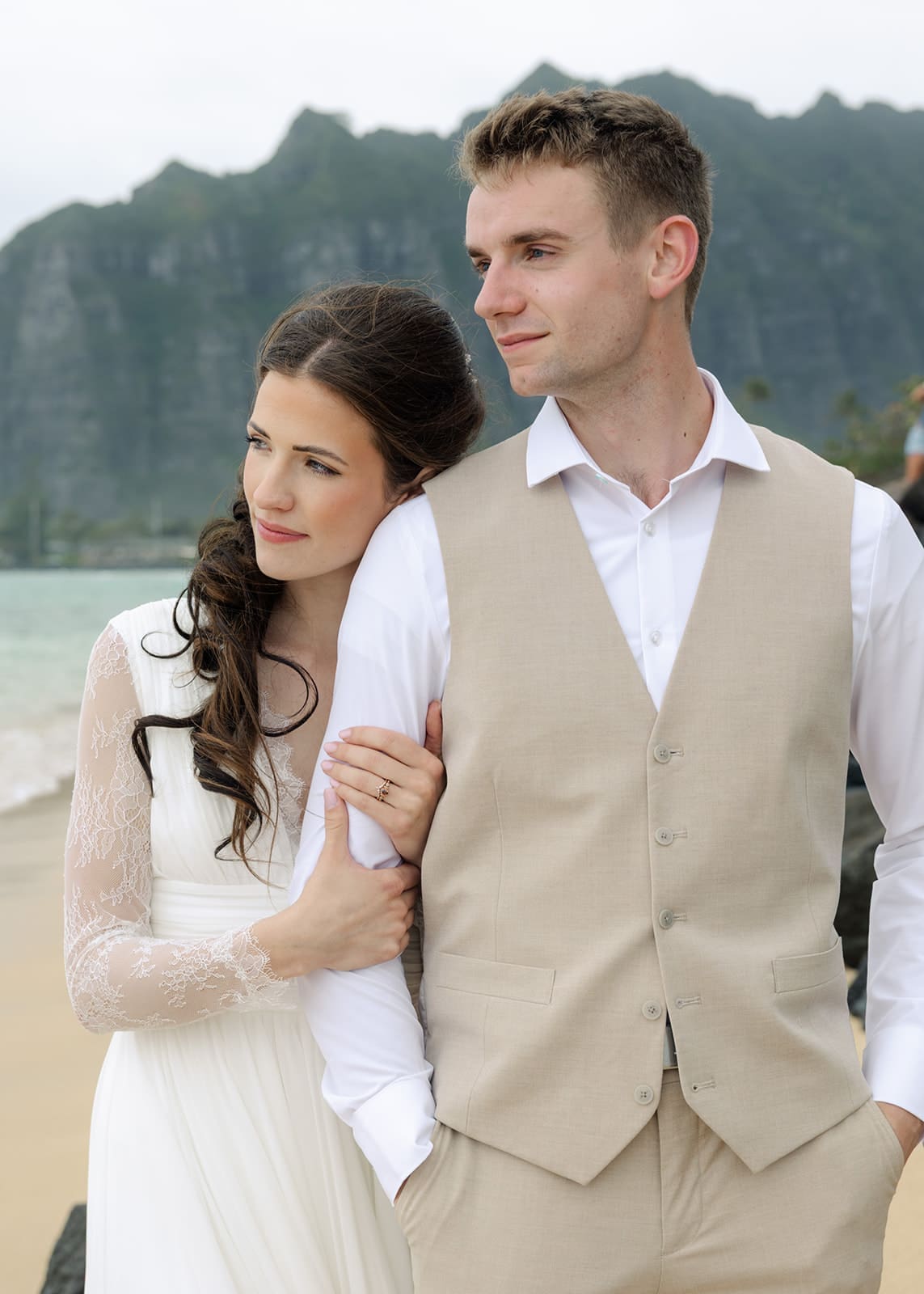 Bride and groom elope in Oahu, Hawaii